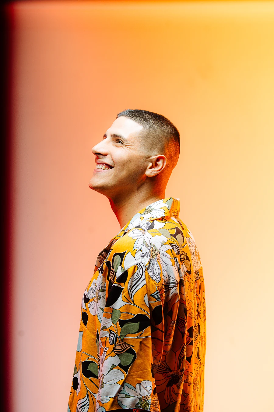 Facu Gonzalez sonriendo, con camisa estampada y luz cálida